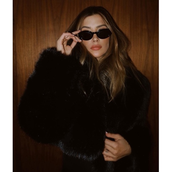 ALO Yoga Opulent Faux Fur Cropped Jacket Black - Picture 13 of 14